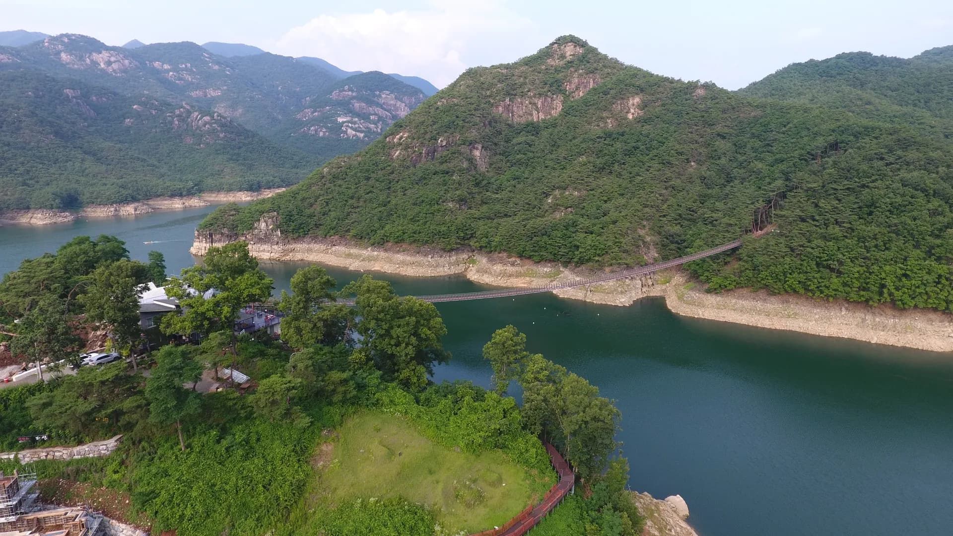 옥순봉 출렁다리와 청풍호 풍경
