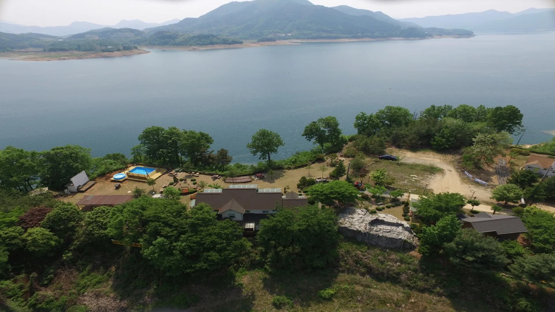 이른아침호숫가펜션